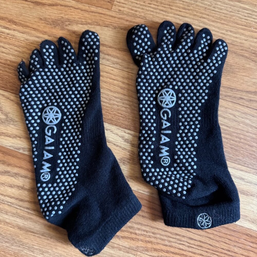 Classic Gaiam Yoga Toe Ankle Socks All Grip No Slip Black Gray Dots Sz Med Women